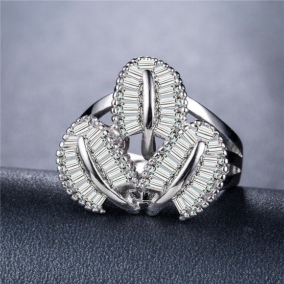 Beautiful 925 Silver Ring White Sapphire New - Picture 2 of 3